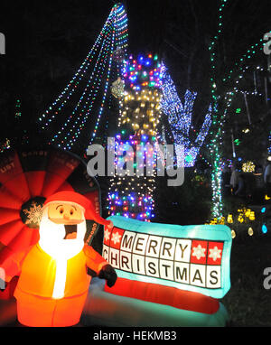 Winter Park, Floride, USA. 22 Décembre, 2016. Les gens apprécient un affichage de lumières de Noël à la maison de la famille de Johannessen Winter Park, Floride le 22 décembre 2016. L'attraction, qui est aussi le thème de la retraite d'été du père Noël et établit une facture d'électricité de 500 $ par mois, comprend 250 000 feux, un traîneau en bois faits à la main, une douzaine de bounce house, jeux gonflables, maison de la musique, et un bateau pour Saint Nick flottant près du lac de la famille dock. Eric Johannessen, un entrepreneur local, a installé l'écran depuis 2010, de grandes foules de dessin tous les soirs. Crédit : Paul Hennessy/Alamy Live News Banque D'Images