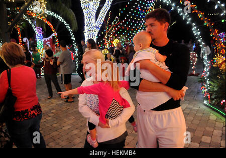 Winter Park, Floride, USA. 22 Décembre, 2016. Les gens apprécient un affichage de lumières de Noël à la maison de la famille de Johannessen Winter Park, Floride le 22 décembre 2016. L'attraction, qui est aussi le thème de la retraite d'été du père Noël et établit une facture d'électricité de 500 $ par mois, comprend 250 000 feux, un traîneau en bois faits à la main, une douzaine de bounce house, jeux gonflables, maison de la musique, et un bateau pour Saint Nick flottant près du lac de la famille dock. Eric Johannessen, un entrepreneur local, a installé l'écran depuis 2010, de grandes foules de dessin tous les soirs. Crédit : Paul Hennessy/Alamy Live News Banque D'Images