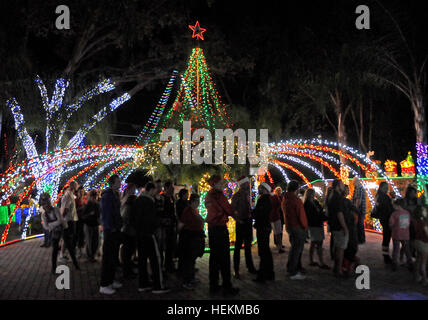 Winter Park, Floride, USA. 22 Décembre, 2016. Les gens apprécient un affichage de lumières de Noël à la maison de la famille de Johannessen Winter Park, Floride le 22 décembre 2016. L'attraction, qui est aussi le thème de la retraite d'été du père Noël et établit une facture d'électricité de 500 $ par mois, comprend 250 000 feux, un traîneau en bois faits à la main, une douzaine de bounce house, jeux gonflables, maison de la musique, et un bateau pour Saint Nick flottant près du lac de la famille dock. Eric Johannessen, un entrepreneur local, a installé l'écran depuis 2010, de grandes foules de dessin tous les soirs. Crédit : Paul Hennessy/Alamy Live News Banque D'Images