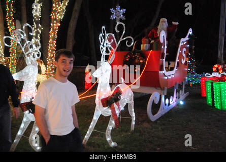 Winter Park, Floride, USA. 22 Décembre, 2016. Les gens apprécient un affichage de lumières de Noël à la maison de la famille de Johannessen Winter Park, Floride le 22 décembre 2016. L'attraction, qui est aussi le thème de la retraite d'été du père Noël et établit une facture d'électricité de 500 $ par mois, comprend 250 000 feux, un traîneau en bois faits à la main, une douzaine de bounce house, jeux gonflables, maison de la musique, et un bateau pour Saint Nick flottant près du lac de la famille dock. Eric Johannessen, un entrepreneur local, a installé l'écran depuis 2010, de grandes foules de dessin tous les soirs. Crédit : Paul Hennessy/Alamy Live News Banque D'Images