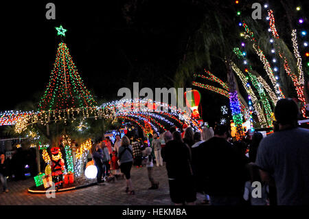 Winter Park, Floride, USA. 22 Décembre, 2016. Les gens apprécient un affichage de lumières de Noël à la maison de la famille de Johannessen Winter Park, Floride le 22 décembre 2016. L'attraction, qui est aussi le thème de la retraite d'été du père Noël et établit une facture d'électricité de 500 $ par mois, comprend 250 000 feux, un traîneau en bois faits à la main, une douzaine de bounce house, jeux gonflables, maison de la musique, et un bateau pour Saint Nick flottant près du lac de la famille dock. Eric Johannessen, un entrepreneur local, a installé l'écran depuis 2010, de grandes foules de dessin tous les soirs. Crédit : Paul Hennessy/Alamy Live News Banque D'Images