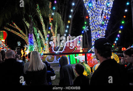 Winter Park, Floride, USA. 22 Décembre, 2016. Les gens apprécient un affichage de lumières de Noël à la maison de la famille de Johannessen Winter Park, Floride le 22 décembre 2016. L'attraction, qui est aussi le thème de la retraite d'été du père Noël et établit une facture d'électricité de 500 $ par mois, comprend 250 000 feux, un traîneau en bois faits à la main, une douzaine de bounce house, jeux gonflables, maison de la musique, et un bateau pour Saint Nick flottant près du lac de la famille dock. Eric Johannessen, un entrepreneur local, a installé l'écran depuis 2010, de grandes foules de dessin tous les soirs. Crédit : Paul Hennessy/Alamy Live News Banque D'Images