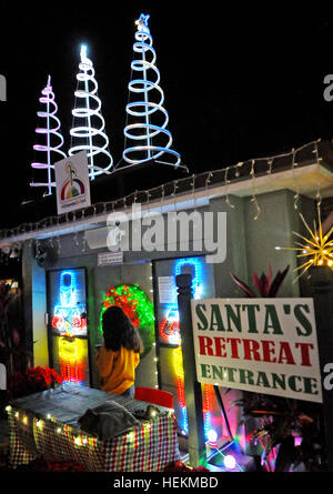 Winter Park, Floride, USA. 22 Décembre, 2016. Les gens apprécient un affichage de lumières de Noël à la maison de la famille de Johannessen Winter Park, Floride le 22 décembre 2016. L'attraction, qui est aussi le thème de la retraite d'été du père Noël et établit une facture d'électricité de 500 $ par mois, comprend 250 000 feux, un traîneau en bois faits à la main, une douzaine de bounce house, jeux gonflables, maison de la musique, et un bateau pour Saint Nick flottant près du lac de la famille dock. Eric Johannessen, un entrepreneur local, a installé l'écran depuis 2010, de grandes foules de dessin tous les soirs. Crédit : Paul Hennessy/Alamy Live News Banque D'Images