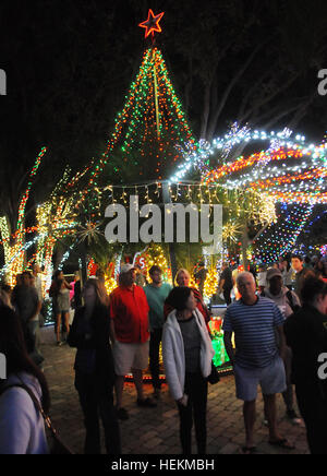 Winter Park, Floride, USA. 22 Décembre, 2016. Les gens apprécient un affichage de lumières de Noël à la maison de la famille de Johannessen Winter Park, Floride le 22 décembre 2016. L'attraction, qui est aussi le thème de la retraite d'été du père Noël et établit une facture d'électricité de 500 $ par mois, comprend 250 000 feux, un traîneau en bois faits à la main, une douzaine de bounce house, jeux gonflables, maison de la musique, et un bateau pour Saint Nick flottant près du lac de la famille dock. Eric Johannessen, un entrepreneur local, a installé l'écran depuis 2010, de grandes foules de dessin tous les soirs. Crédit : Paul Hennessy/Alamy Live News Banque D'Images