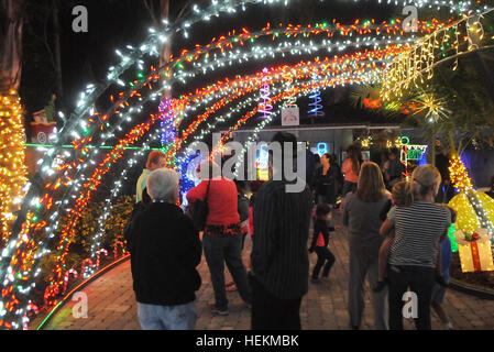 Winter Park, Floride, USA. 22 Décembre, 2016. Les gens apprécient un affichage de lumières de Noël à la maison de la famille de Johannessen Winter Park, Floride le 22 décembre 2016. L'attraction, qui est aussi le thème de la retraite d'été du père Noël et établit une facture d'électricité de 500 $ par mois, comprend 250 000 feux, un traîneau en bois faits à la main, une douzaine de bounce house, jeux gonflables, maison de la musique, et un bateau pour Saint Nick flottant près du lac de la famille dock. Eric Johannessen, un entrepreneur local, a installé l'écran depuis 2010, de grandes foules de dessin tous les soirs. Crédit : Paul Hennessy/Alamy Live News Banque D'Images