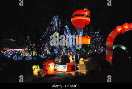 Winter Park, Floride, USA. 22 Décembre, 2016. Les gens apprécient un affichage de lumières de Noël à la maison de la famille de Johannessen Winter Park, Floride le 22 décembre 2016. L'attraction, qui est aussi le thème de la retraite d'été du père Noël et établit une facture d'électricité de 500 $ par mois, comprend 250 000 feux, un traîneau en bois faits à la main, une douzaine de bounce house, jeux gonflables, maison de la musique, et un bateau pour Saint Nick flottant près du lac de la famille dock. Eric Johannessen, un entrepreneur local, a installé l'écran depuis 2010, de grandes foules de dessin tous les soirs. Crédit : Paul Hennessy/Alamy Live News Banque D'Images