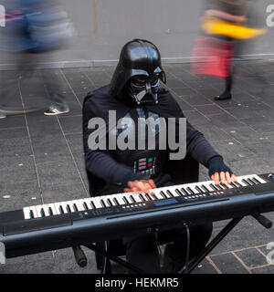 Liverpool, Merseyside, Royaume-Uni. 22 Dec 2016 : Darth Vader, Musicien ambulant prouve la scène musicale de Liverpool est hors de cette galaxie comme acheteurs de Noël étaient en force à la 'Liverpool' shopping precinct comme les ventes commencent. Avec des températures d'hiver doux et les fêtes qu'à quelques jours, acheteurs avisés ont pleinement profité d'acheter leurs cadeaux vente dans ce quartier huppé de Liverpool. © Cernan Elias/Alamy Live News Banque D'Images