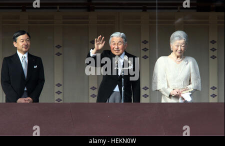 Tokyo, Japon. 26Th Dec 2016. L'empereur Akihito du Japon (C) accompagné de l'Impératrice Michiko (R) et du prince héritier Naruhito (L) Vagues de sympathisants à mesure qu'ils apparaissent sur le balcon du Palais Impérial à Tokyo le vendredi 23 décembre 2016. L'empereur Akihito a célébré son 83e anniversaire. © Yoshio Tsunoda/AFLO/Alamy Live News Banque D'Images