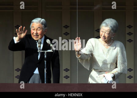 Tokyo, Japon. 26Th Dec 2016. L'empereur Akihito du Japon (L) accompagné de l'Impératrice Michiko (R) Vagues de sympathisants à mesure qu'ils apparaissent sur le balcon du Palais Impérial à Tokyo le vendredi 23 décembre 2016. L'empereur Akihito a célébré son 83e anniversaire. © Yoshio Tsunoda/AFLO/Alamy Live News Banque D'Images