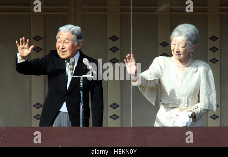 Tokyo, Japon. 26Th Dec 2016. L'empereur Akihito du Japon (L) accompagné de l'Impératrice Michiko (R) Vagues de sympathisants à mesure qu'ils apparaissent sur le balcon du Palais Impérial à Tokyo le vendredi 23 décembre 2016. L'empereur Akihito a célébré son 83e anniversaire. © Yoshio Tsunoda/AFLO/Alamy Live News Banque D'Images