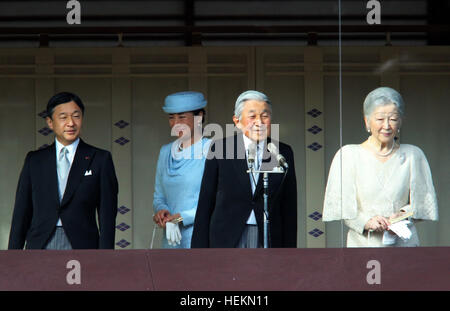Tokyo, Japon. 26Th Dec 2016. L'empereur Akihito du Japon (C) et l'Impératrice Michiko (R), accompagnée par le Prince héritier Naruhito (L) et de la Princesse Masako (2L) apparaissent sur le balcon du Palais Impérial à Tokyo le vendredi 23 décembre 2016. L'empereur Akihito a célébré son 83e anniversaire. © Yoshio Tsunoda/AFLO/Alamy Live News Banque D'Images