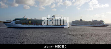 Transport des passagers vers l'île. 18Th Oct, 2016. Deux grands navires de croisière, de gauche à droite, le Norwegian Epic, qui transporte 4 100 passagers et 1 724 membres d'équipage et le Royal Caribbean Freedom of the Seas, qui transporte 4 515 passagers et 1 360 membres d'équipage, se préparer pour le départ dans le port de George Town, Grand Cayman, îles Caïmans le mardi 20 décembre 2016. Les plus petites embarcations sont les offres qu'au transport des passagers d'avant en arrière pour l'île. - Pas de service de fil - Photo : Ron Sachs/consolidé/dpa/Alamy Live News Banque D'Images