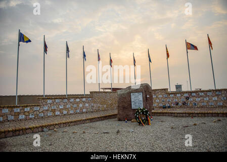 Mazar-i-Sharif, en Afghanistan. Dec 22, 2016. Un cimetière pour les soldats tombés au combat peut être vu au lever du soleil au camp Marmal à Mazar-i-Sharif, en Afghanistan, le 22 décembre 2016. Photo : Gregor Fischer/dpa/Alamy Live News Banque D'Images