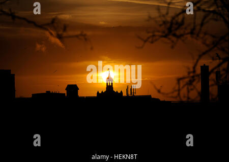 Brighton Sussex UK 23 décembre 2016 - un beau lever de soleil sur Brighton College clocher ce matin en tant que Barbara tempête devrait frapper la Grande-Bretagne plus tard aujourd'hui avec des vents devrait atteindre jusqu'à 90 mi/h en Ecosse Photo prise par Simon Dack Crédit : Simon Dack/Alamy Live News Banque D'Images