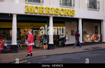 Brighton uk 23 décembre 2016 - un gros problème vendeur habillé en père Noël à l'extérieur d'un supermarché Morrisons à Brighton comme congé shoppers sortir tôt avec aujourd'hui devrait être le jour de shopping de Noël le plus achalandé de la période des fêtes en Grande-Bretagne crédit : Simon dack/Alamy live news Banque D'Images