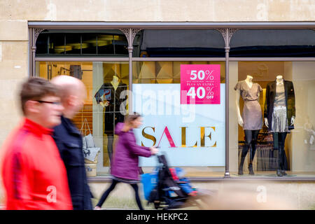 Bath, Royaume-Uni. 26Th Dec 2016. Avec seulement deux jours avant le jour de Noël la foule de clients faisant des achats de Noël de dernière minute sont illustrés dans la baignoire. De nombreux magasins ont essayé d'attirer des clients par leurs ventes à partir tôt. © lynchpics/Alamy Live News Banque D'Images