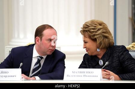 Le chef de Cabinet du Président Anton Vaino, gauche, parle avec le président du Conseil de la Fédération Valentina Matviyenko lors d'une réunion avec les membres du Conseil de la Fédération de Russie et la Douma d'État au Kremlin, le 21 décembre 2016 à Moscou, Russie. Banque D'Images