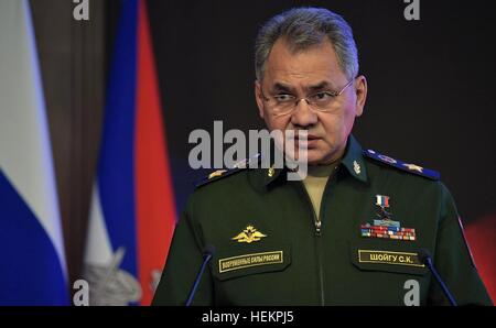 Moscou, Russie. Dec 22, 2016. Le Ministre russe de la Défense Sergueï Choïgou parle au cours de la réunion annuelle de l'administration du ministère de la défense dans le centre de contrôle de la Défense nationale, 22 décembre 2016 à Moscou, Russie. © Planetpix/Alamy Live News Banque D'Images