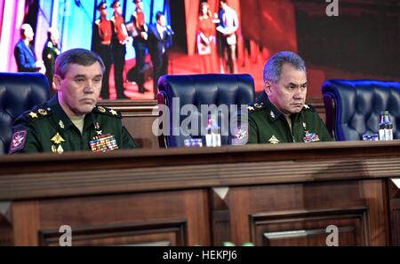 Moscou, Russie. Dec 22, 2016. Fédération de chef d'état-major de l'Armée général Valery Gerasimov, à gauche, et le ministre de la défense, Sergueï Choïgou lors de la rencontre annuelle de l'administration du ministère de la défense dans le centre de contrôle de la Défense nationale, 22 décembre 2016 à Moscou, Russie. © Planetpix/Alamy Live News Banque D'Images