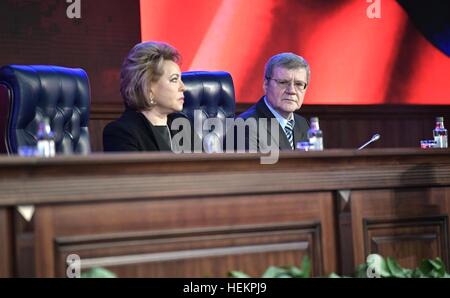 Moscou, Russie. Dec 22, 2016. Le Président du Conseil de la Fédération de Russie Valentina Matviyenko et Procureur général Chaya au cours de la réunion annuelle de l'administration du ministère de la défense dans le centre de contrôle de la Défense nationale, 22 décembre 2016 à Moscou, Russie. © Planetpix/Alamy Live News Banque D'Images