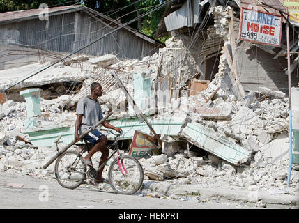 En Floride, aux États-Unis. 26Th Dec 2016. (012010 Eaux Lannis représente le Palm Beach/Post) Léogâne (Haïti) - Un homme d'un tremblement de terre détruit en cours des capacités à Léogane mercredi après-midi. © l'Eaux Lannis représente/Palm Beach Post/ZUMA/Alamy Fil Live News Banque D'Images