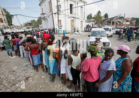 En Floride, aux États-Unis. 26Th Dec 2016. (012010 Eaux Lannis représente le Palm Beach/Post) LÉOGÂNE, Haïti - Haitiansline jusqu'à l'extérieur ville ofices à Léogane mercredi où des tentes et de la médecine ont été répandu pour être distribué. © l'Eaux Lannis représente/Palm Beach Post/ZUMA/Alamy Fil Live News Banque D'Images