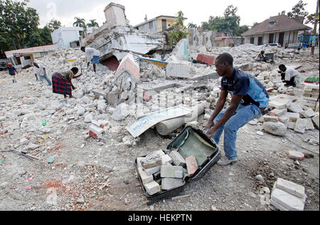 En Floride, aux États-Unis. 26Th Dec 2016. (012010 Eaux Lannis représente le Palm Beach/Post) Haïtiens LÉOGÂNE, Haïti - briques de l'reamins de récupération d'une boutique dans Ldeogane mercredi. © l'Eaux Lannis représente/Palm Beach Post/ZUMA/Alamy Fil Live News Banque D'Images