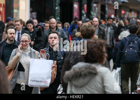 Oxford Street, Londres, Royaume-Uni. 26Th Dec 2016. Oxford street occupé avec les consommateurs et seulement deux jours avant le jour de Noël © Dinendra Haria/Alamy Live News Banque D'Images