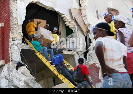 23 décembre 2016 - Port-au-Prince, en Floride, États-Unis - 012110 (eaux Lannis représente le Palm Beach/Post) PORT-AU-PRINCE, HAÏTI - travailleurs haïtiens décharger des marchandises d'un magasin sur le Boulevard de Jean Jacques Dessalines à Port-au-Prince jeudi. De nombreux propriétaires de magasin ont été transport des marchandises hors de leurs magasins. La résolution 2580 (Crédit Image : ©/Eaux Lannis représente le Palm Beach Post via Zuma sur le fil) Banque D'Images