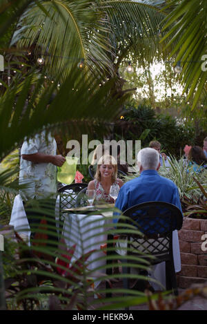 Rio, Florida, USA. 26Th Dec 2016. 033107 tc tgif iansgrille Mossavat Personnel photo de Vada/Le Palm Beach Post 0035994UNE HISTOIRE PAR PASSY RIO -- Le patio extérieur à Ian's Tropical Grill. Ce n'EST PAS À UNE DISTRIBUTION HORS COX COMMUNICATIONS. À PALM BEACH,-0779, MARTIN, ST. LUCIE, INDIAN RIVER ET LES COMTÉS DE OKEECHOBEE, en Floride. À ORLANDO. À PLAT, SUR LES MAGAZINES, les tabloïdes, les vaste monde, sur l'utilisation d'Internet. Pas de ventes. © Mossavat Vada/Le Palm Beach Post/ZUMA/Alamy Fil Live News Banque D'Images