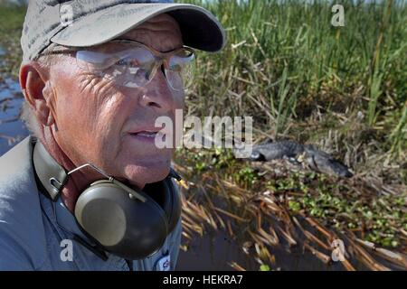 Boca Raton, Floride, USA. 26Th Dec 2016. 123005 SC a rencontré (airboat 1de6) Personnel photo de Bob Shanley/Le Palm Beach Post 0016451A avec histoire par Meghan Meyer----Boca Raton---Lyle Thomas, propriétaire de Wellington Everglades Airboat Tours s'entretient avec les personnes prenant un tour de la Arthur R. Marshall Wellington National Wildlife Refuge, vendredi. Ils avaient rencontré un alligator le long de leur chemin et il a cessé d'en parler. 30/12/2005 PAS POUR LA DISTRIBUTION À L'EXTÉRIEUR COX COMMUNICATIONS. À PALM BEACH,-0779, MARTIN, ST. LUCIE, INDIAN RIVER ET LES COMTÉS DE OKEECHOBEE, en Floride. À ORLANDO. TV OUT, OUT MAGAZI Banque D'Images