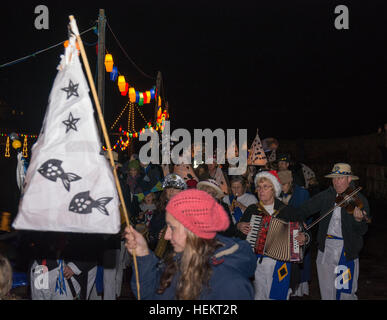 Mousehole, Cornwall, UK. 23 décembre 2016. Tom Bawcocks eve célébrations à Mousehole. La légende veut que Tom Bawcock Mousehole enregistrées de la famine en allant à la pêche dans une violente tempête. Pendant le festival une Stargazy pie est faite, et servi gratuitement dans l'auberge de bateau. Barbara tempête apaisée juste à temps pour le festival de procéder, avec un ciel clair, figurant une heure avant la procession devait démarrer. Crédit : Simon Maycock/Alamy Live News Banque D'Images