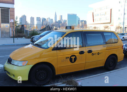 New York, USA. 13Th Nov, 2016. L'hôtel en taxi stationné à Long Island City dans le Queens à New York, USA, 13 novembre 2016. Businessman Jonathan Powley a converti un vieux taxi pour aller dans une chambre d'hôtel à prix abordable, qui offre une atmosphère nostalgique et offre une vue sur les toits de New York. Photo : Stéphanie Ott/dpa/Alamy Live News Banque D'Images