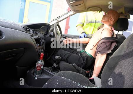 Bouteille d'alcool dans une voiture pendant une démonstration d'un accident, UK Banque D'Images