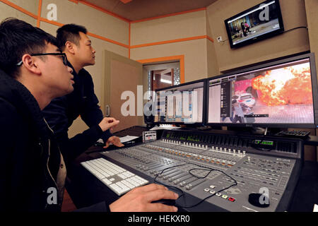 Dongyang, Dongyang Ville de la Chine de l'est la province de Zhejiang. Dec 21, 2016. Membres de l'équipe d'un film post processing studio modifier un film à Hengdian World Studio, dans la ville de Dongyang Zhejiang Province de Chine orientale, le 21 décembre 2016. Yiwu, une ville dont une grande partie est construit ou reconstruit dans une scène extérieure complexe pour film ou séries télé tournage, a été témoin de l'essor de l'industrie du divertissement chinois. © Tan Jin/Xinhua/Alamy Live News Banque D'Images