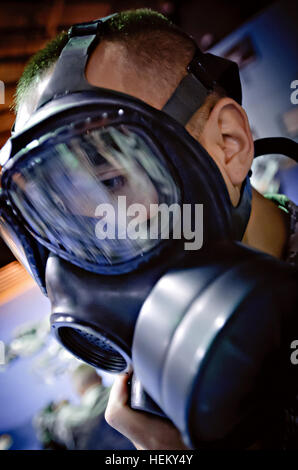 Sidney, l'Ohio, le Sgt indigènes. Christopher Couchot inspecte ses armes nucléaires, biologiques, chimiques, tout en préparant son masque tactique pour les tâches et exercices des guerrier de l'événement 2011 Concours meilleur guerrier ici à Fort Lee, en Virginie, 5 octobre Concours meilleur guerrier de l'armée américaine 470005 Banque D'Images