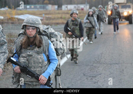 Époux de la 793e Bataillon de la police militaire sur une route en mars leurs soldats' 'bataille' hochet au cours de l'unité "conjoints Spartan Challenge" le 6 octobre à Joint Base Elmendorf-Richardson 793e MPs l'hôte  % % % % % % % %E2 % % % % % % % %80 % % % % % % % %98Époux Défi % % % % % % % %E2 % % % % % % % %80 % % % % % % % %99475256 Banque D'Images