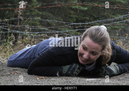 Ruth faible Banques crawls sous barbelés pendant la "conjoints Spartan Challenge" le 6 octobre à Joint Base Elmendorf-Richardson. 793e hôte MPs "conjoints" Défi 475257 Banque D'Images