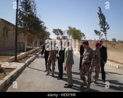 96e Bataillon d'affaires civiles (ABN) leadership procède à visiter avec le commandement des opérations spéciales jordanienne société civile et militaire à Aqaba, Jordanie. Des soldats jordaniens avec la société civile et des affaires militaires, Jordaniens Joint Special Operations Command rencontrez avec les visiteurs à Aqaba, Jordanie, 9 octobre 2011 111009-A-MO123-002 Banque D'Images