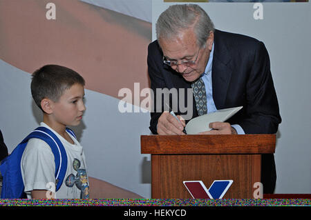 Donald Rumsfeld, le secrétaire à la défense pour le président Gerald Ford et le président George W. Bush, signe un garçon ?s livre à la garnison de Yongsan change de poste le 13 octobre 2011, en Corée du Sud. Il a été don de son produit des ventes d ?connu et inconnu : A Memoir ? Les organismes de bienfaisance de l'armée soutenue par la Fondation de Rumsfeld. (U.S. Photo de l'armée par le sergent. Cody Harding/relâché), Donald Rumsfeld, le secrétaire à la défense pour le président Gerald Ford et le président George W. Bush, signe un livre du garçon à la garnison de Yongsan Oct 111013 post exchange-A-UE406-003 Banque D'Images