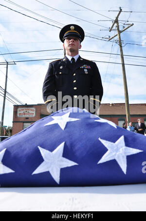 Le brig. Le général Wayne A. Wright, Virginia Air National Guard Chef du personnel, présente la Médaille de service distingué de la Virginie à la famille du 1er lieutenant Thomas McNeill Bulla, aumônier, lors d'une cérémonie le 17 octobre à la première Église presbytérienne à Emporia 93 ans après il est mort de blessures de combat lors de la Première Guerre mondiale. La Garde nationale de l'Armée de Virginie honneurs funéraires effectuées par l'équipe spécialisé offrant un fusil volley, le jeu de tarauds et le pliage du drapeau et sa présentation. Bulla a servi dans l'infanterie du 3e bataillon du 116e, pendant l'Offensive Meuse-Argonne en France et a été d'aider les soldats blessés lors Banque D'Images