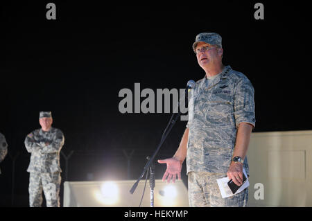 Air Force Le général Craig McKinley, le chef de la Garde Nationale, du Bureau lors d'une séance de discussion ouverte avec les troupes à FMO South Camp près de Charm El Cheikh, Egypte, le 21 octobre 2011. Les membres de la Garde nationale Maryland sont actuellement déployés dans le Sinaï à l'appui de la force internationale de maintien de la paix. Force multinationale et Observateurs 111021-A-DZ751-209 Banque D'Images