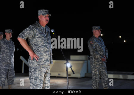 Air Force Le général Craig McKinley, le chef de la Garde nationale, le général de l'armée et du Bureau de James Adkins, l'adjudant général de la Garde nationale Maryland, lors d'une séance de discussion ouverte avec les troupes à FMO South Camp près de Charm El Cheikh, Egypte, le 21 octobre 2011. Les membres de la Garde nationale Maryland sont actuellement déployés dans le Sinaï à l'appui de la force internationale de maintien de la paix. Force multinationale et Observateurs 111021-A-DZ751-250 Banque D'Images