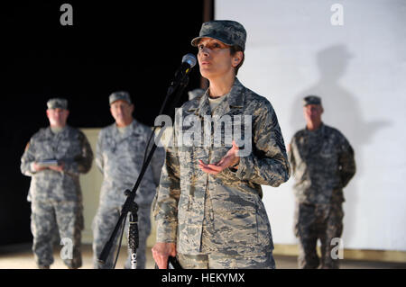 La commande de l'Armée de l'air Chef Master Sgt. Denise Jelinski-Hall, senior advisor fait appel au chef du Bureau de la Garde nationale, lors d'une séance de discussion ouverte avec les troupes à FMO South Camp près de Charm El Cheikh, Egypte, le 21 octobre 2011. Les membres de la Garde nationale Maryland sont actuellement déployés dans le Sinaï à l'appui de la force internationale de maintien de la paix. Force multinationale et Observateurs 111021-A-DZ751-341 Banque D'Images