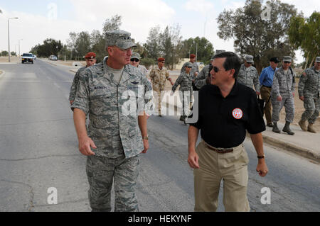 Air Force Le général Craig McKinley, le chef de la Garde Nationale, du Bureau et de l'Ambassadeur David Satterfield, directeur général de la Force multinationale et Observateurs au Camp Nord de la FMO à El Gorah, Égypte, le 22 octobre 2011, au cours d'une visite des troupes et la mission d'information de la FMO. Force multinationale et Observateurs 111022-A-DZ751-295 Banque D'Images