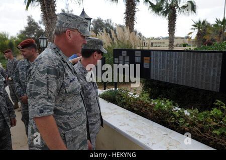 Air Force Le général Craig McKinley, le chef de la Garde nationale, Bureau s'arrête sur un mémorial à Force multinationale et Observateurs camp nord à El Gorah, Égypte, le 22 octobre 2011, au cours d'une visite des troupes et la mission d'information de la FMO. McKinley a honoré la mémoire des 248 membres de la 101st Airborne Division tués lorsque l'avion au retour d'un déploiement de la FMO s'est écrasé au Canada en 1985. Force multinationale et Observateurs 111022-A-DZ751-311 Banque D'Images