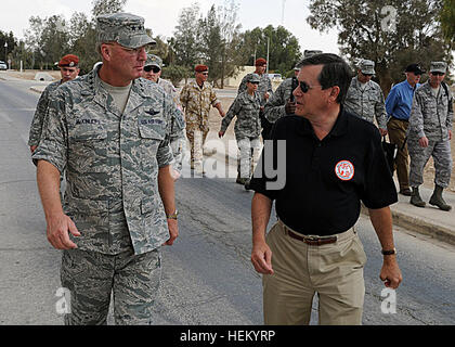 Air Force Le général Craig McKinley, le chef de la Garde Nationale, du Bureau et de l'Ambassadeur David Satterfield, directeur général de la Force multinationale et Observateurs au Camp Nord de la FMO à El Gorah, Égypte, le 22 octobre 2011, au cours d'une visite des troupes et la mission d'information de la FMO. L'ambassadeur de la Garde nationale, est parfaitement adaptée à des opérations de maintien de 477611 Banque D'Images