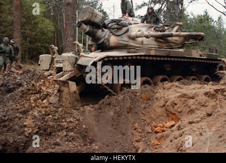 Les ingénieurs utilisent une M-728 véhicule de génie de combat pour effacer une route. M728 Véhicules Génie efface une route Banque D'Images