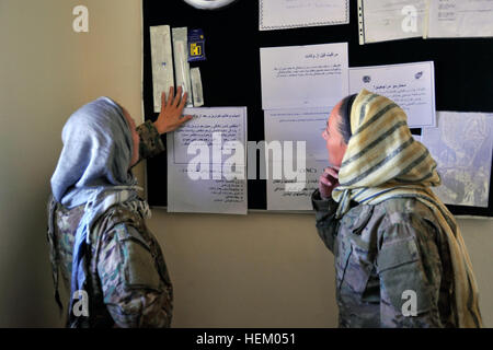 La province de Wardak, Afghanistan - Les membres de l'équipe de traitement des femmes affectées à des opérations spéciales - Groupe de travail à l'Est, regardez une carte qui décrit les formes de contrôle des naissances disponibles pour les femmes qui sont vus à l'Unkhai clinique de santé de base, Sayed Abad district, le 5 novembre. La sage-femme à la clinique administre divers types de contrôle des naissances et enseigne les femmes à propos de l'espacement des naissances. (U.S. Photo de l'armée par le Sgt. Lizette Hart, 19e Détachement des affaires publiques) formation médicale à Sayed Abad 485325 Banque D'Images