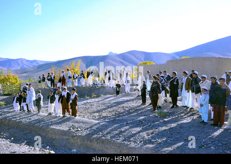 La province de Wardak, Afghanistan - Les jeunes hommes et les garçons se rassemblent pour recevoir de l'aide humanitaire et le traitement médical de l'Armée nationale afghane et des Forces spéciales des Forces d'opérations spéciales de la coalition, Sayed Abad district, le 6 novembre. Les forces distribué des bonbons, de l'art et des fournitures scolaires, et les radios à manivelle les enfants et les familles. (U.S. Photo de l'armée par le Sgt. Lizette Hart, 19e Détachement des affaires publiques) Présence en patrouille Sayed Abad 485354 Banque D'Images